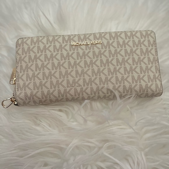 Michael Kors🤍 - Picture 5 of 5